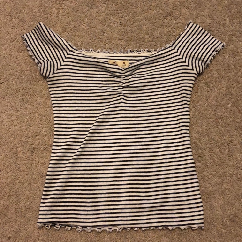 HOLLISTER SLIGHTLY CROPPED AND OFF THE SHOULDER